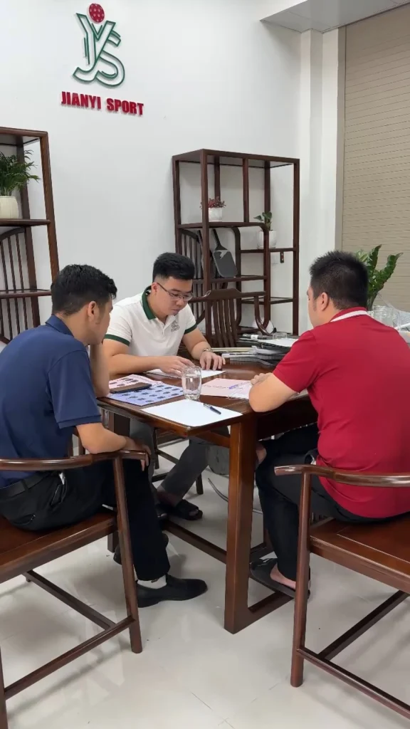Làm việc cùng các đối tác thương hiệu 
